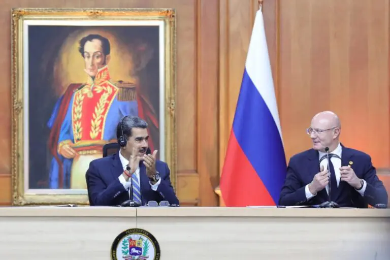 El presidente Nicolás Maduro y el vicepresidente del gobierno ruso, Dimitri Chernyschenko durante la ceremonia realizada en el Salón Ayacucho. Foto: Prensa Presidencial