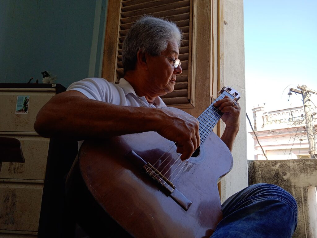 «Haciendo lo que se hacer: Dar clases y hacer música» // Foto: Marlene Herrera 