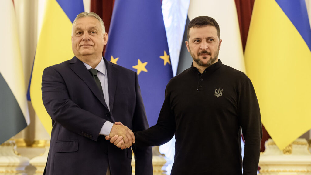 El primer ministro húngaro, Viktor Orbán, y el líder del régimen ucraniano, Vladímir Zelenski, en Kiev, el 2 de julio de 2024.Maxym Marusenko / NurPhoto / Gettyimages.ru