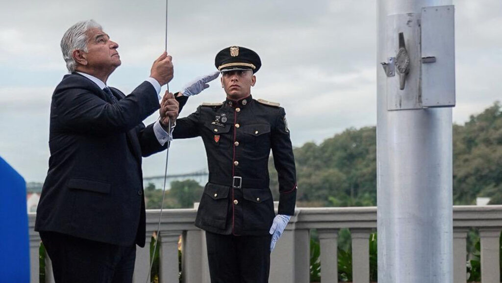 El presidente de Panamá, José Raúl Mulino, iza la bandera en el Canal de Panamá, 31 de diciembre de 2024.X / presidenciapma