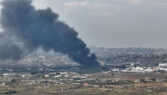 Una vista de un dron muestra humo tras un ataque sobre Beit Hanoun, en el norte de la Franja de Gaza, objetivo de una ofensiva militar israelí en las últimas semanas de 2024. Foto: Reuters.