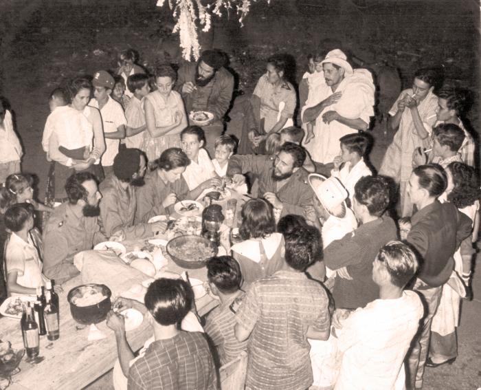 El hecho de que Fidel «escogiera pasar con los más humildes la primera Nochebuena tras el triunfo de 1959 dejó un mensaje de altruismo, sensibilidad y compromiso con el pueblo», dijo Díaz-Canel. Foto: Archivo de Granma