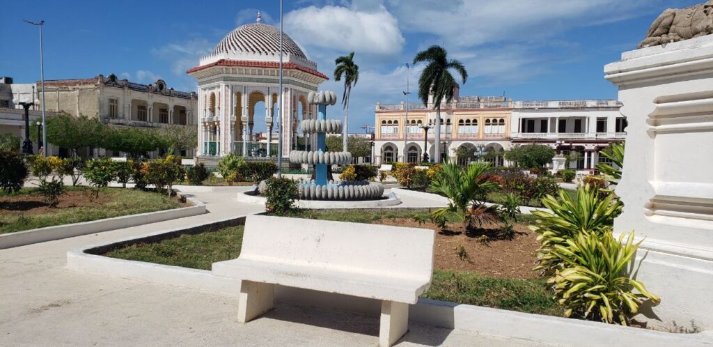 El parque Carlos Manuel de Céspedes, es el centro del trazado urbanístico original de la Villa del Puerto Real del Manzanillo // Foto Lilian Salvat Romero