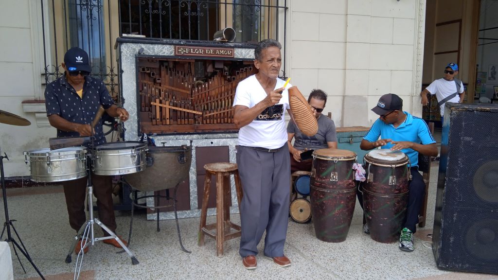 Música tradicional en corredores del parque central // Foto: Marlene Herrera
