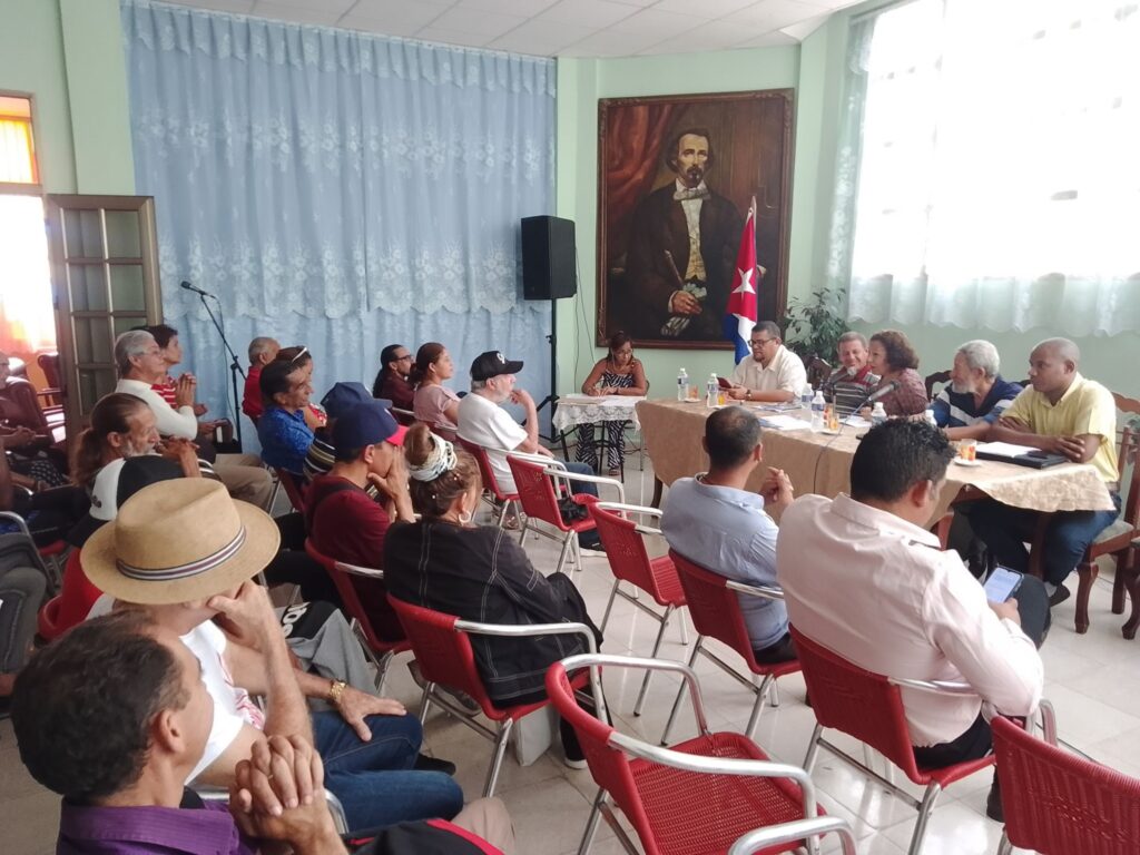 Encuentro de artistas e intelectuales de Manzanillo, miembros de la UNEAC // Foto: Roberto Mesa