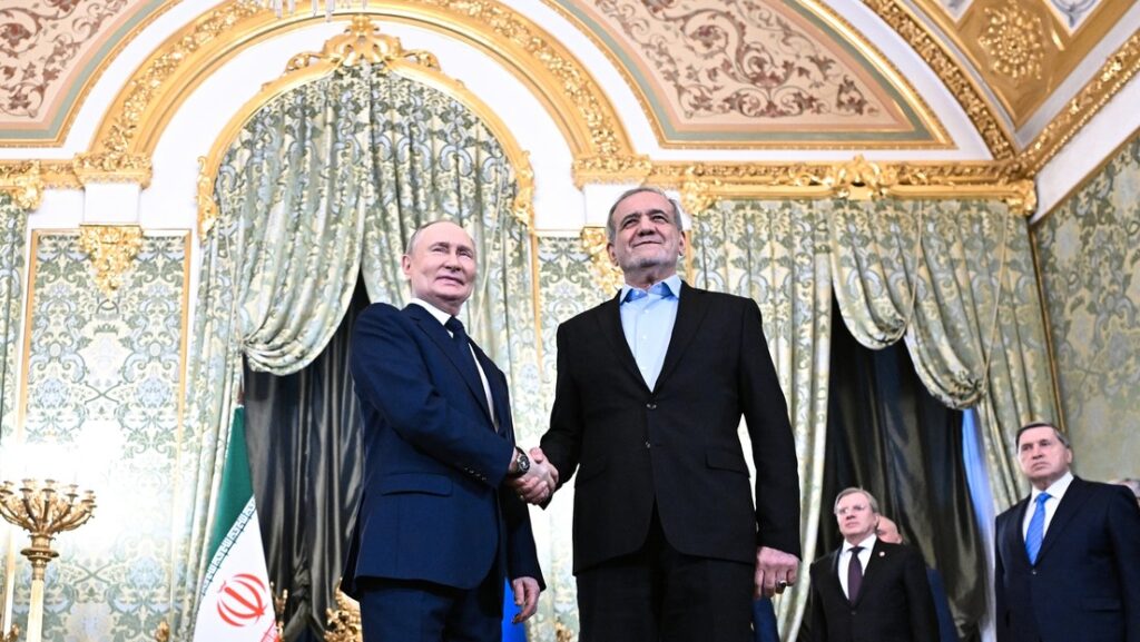 El presidente iraní, Masoud Pezeshkian, y el líder ruso, Vladímir Putin.Sergey Bobylev / Sputnik 