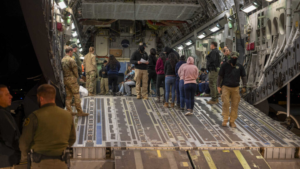 Migrantes indocumentados en un avión militar estadounidense en Tucson, Arizona, el 23 de enero de 2025.Sra Devlin Bishop / U.S Air Force / www.globallookpress.com