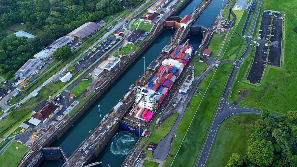 Un barco de carga atravesando las esclusas de Agua Clara del Canal de Panamá en Colón, Panamá, 2 de septiembre de 2024.Matias Delacroix / AP