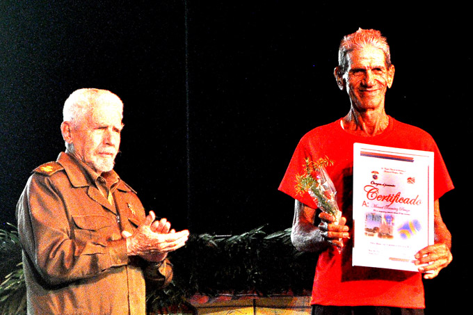 En acto político cultural, Valdés Menéndez hizo entrega del certificado por la permanencia ininterrumpida por más de 50 años en el sector eléctrico, a Manuel Ramírez Peraza, // Foto: Agustín Rodríguez Sam