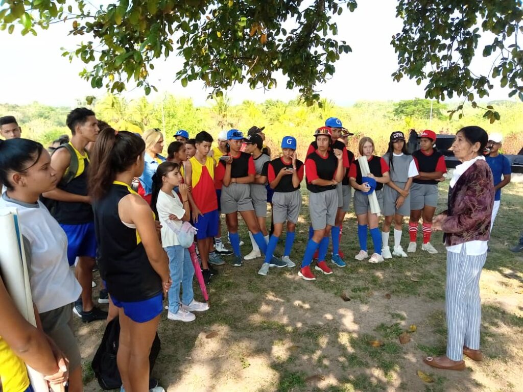 Estudiantes durante la charla en La Demajagua // Foto: cortesía de Rodolfo Leyva Gutiérrez, Coordinador General Deportivo 