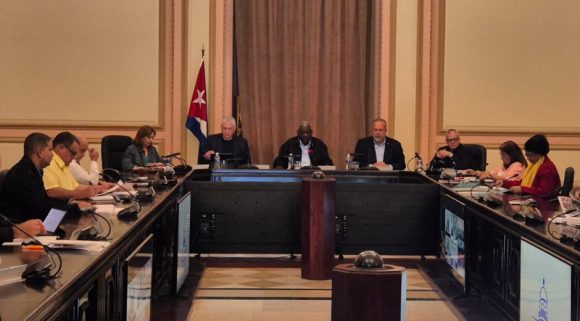 El análisis de la implementación del programa de Gobierno para corregir distorsiones y reimpulsar la economía centró la agenda el miércoles de la sesión ordinaria del Consejo de Estado. Foto: Enrique Moreno Gimeranez.