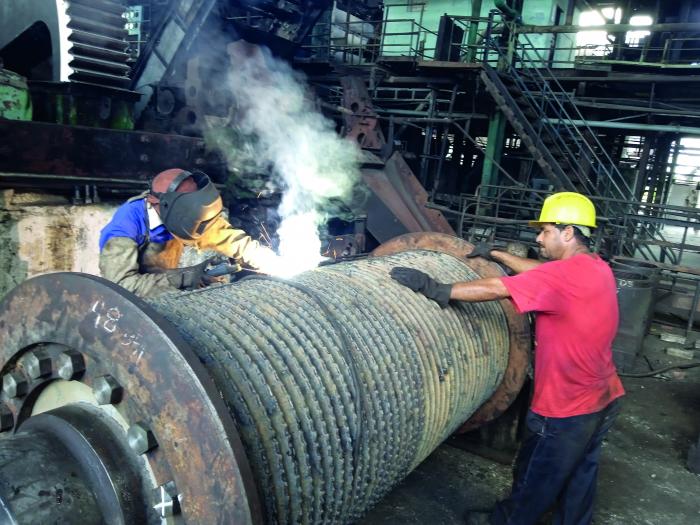 Las reparaciones de las industrias han supuesto un reto para poner a punto la maquinaria. // Foto: Periódico Granma