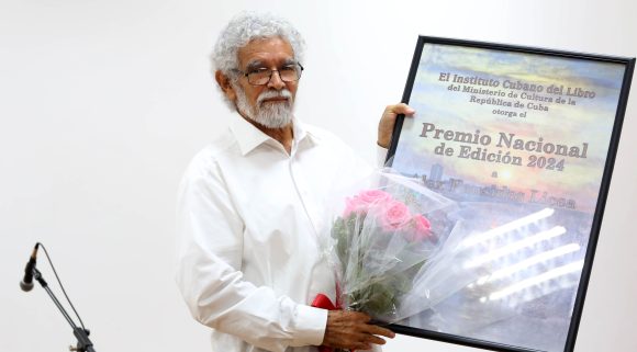 Alex Pausides, recibe el Premio Nacional de Edición del Libro 2024. Foto: Marcelino Vázquez Hernández/ Cubadebate