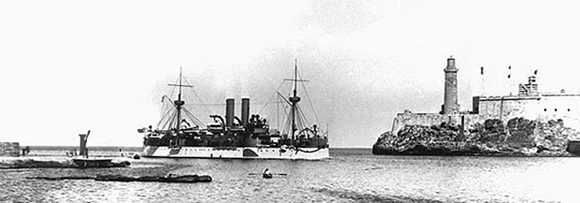El Maine entrando al puerto de La Habana. Foto: Archivo