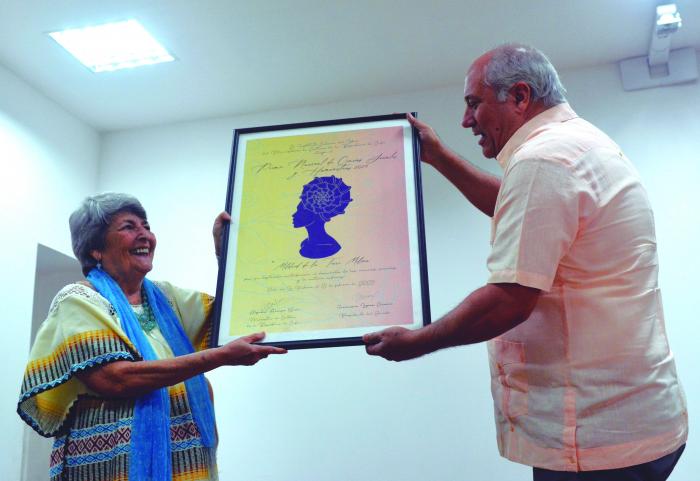 La doctora Mildred de la Torre Molina recibe el Premio Nacional de Ciencias Sociales y Humanísticas-2024. Foto: Juvenal Balán