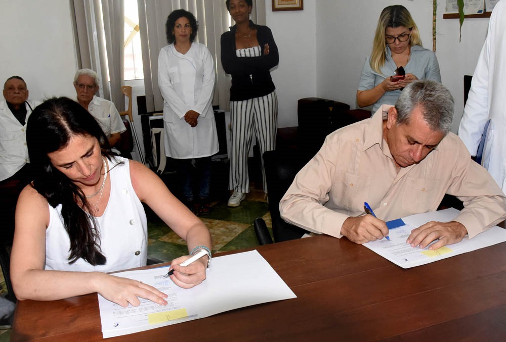 Firma de Convenio de Coopercion Interinstitiçucional entre Cuba y Bolivia // Foto: PL