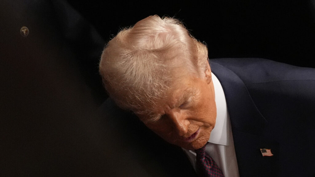 El presidente Donald Trump saluda a la gente después de dirigirse a una sesión conjunta del Congreso de EE.UU. en Washington, el 4 de marzo de 2025.Julia Demaree Nikhinson / AP