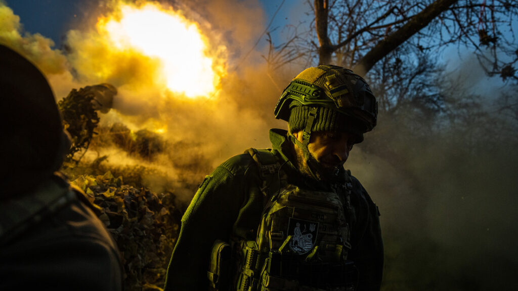Militares ucranianos disparan un obús D-30 en dirección a Liptsy, provincia de Járkov, Ucrania, el 10 de enero de 2025.Wolfgang Schwan / Anadolu Agency / Gettyimages.ru