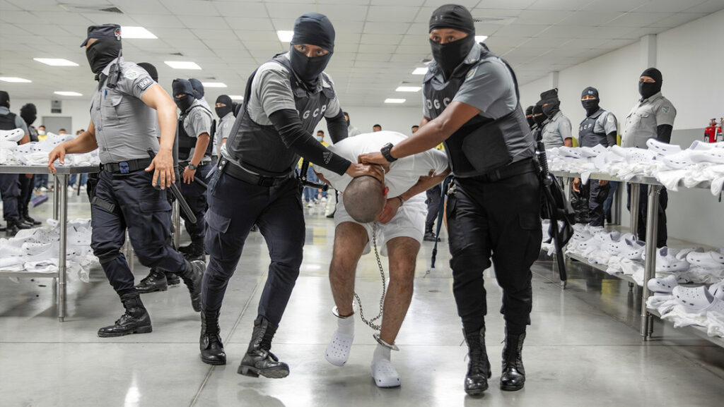 Guardias escoltando a un reo en la megacárcel CECOT. Tecoluca, El Salvador, 16 de marzo de 2025.Salvadoran Government / Gettyimages.ru 