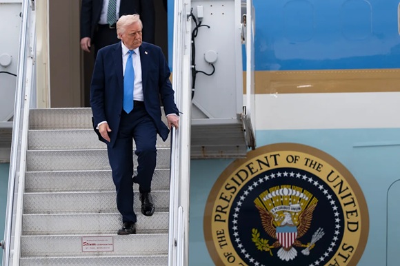 El presidente Donald Trump llega en el Air Force One al Aeropuerto Internacional de Palm Beach, el 28 de marzo de 2025, en West Palm Beach, Florida. Foto: AP.