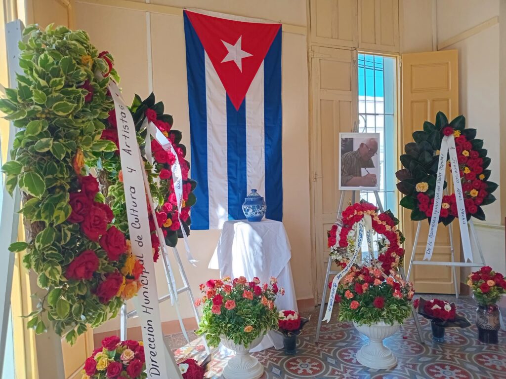 Ofrendas florales acompañaron el homenaje póstumo // Foto: Claudia Sánchez