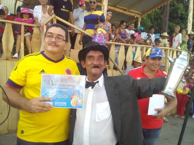 Reconocimiento como Mejor máscara a pie en el Carnaval Manzanillo 2017 // Foto