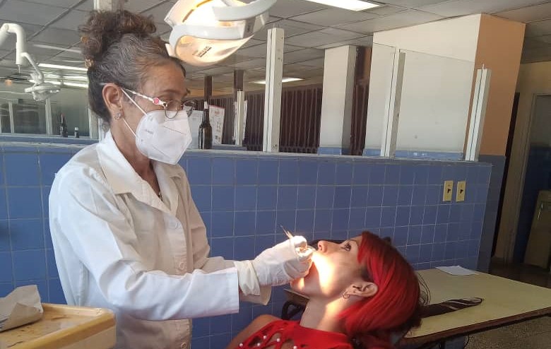 Dra Yamilka Almeida Muñiz, estomatóloga con 30 años de experiencia // Foto: cortesía de la entrevistada