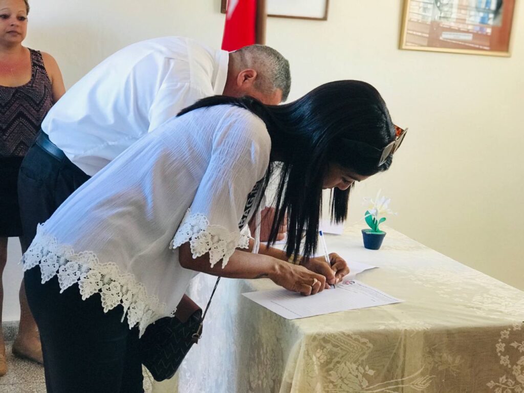 Firman Código de Ética trabajadores del comercio y la gastronomía en Manzanillo// Foto Karla Labrada Aguirre