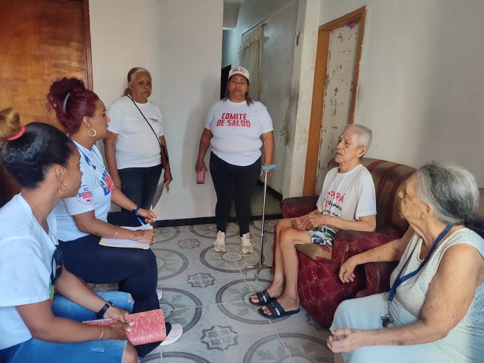 En una habitual rutina de «casa a casa», los especialistas cubanos encontraron uno de los rostros más humildes de la populosa Caracas. Foto: Giráldez, Laura Mercedes