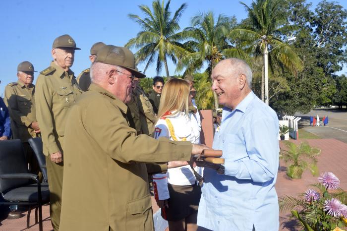 Personalidades e instituciones recibieron la réplica del machete del Generalísimo. Foto: Juvenal Balán