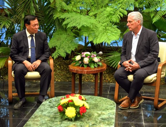 El primer secretario del Comité Central del Partido Comunista y presidente de la República, Miguel Díaz-Canel Bermúdez, y el viceministro de Salud de la República Socialista de Vietnam, Do Xuan Tuyen. Foto: Estudios Revolución.