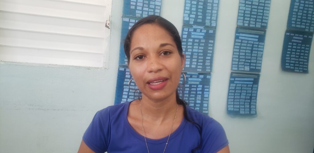 Elaine Margarita Moreno Salcedo Martín, es desde hace 12 años instructora de arte, ella es la responsable de que hoy exista una colmenita en el Seminternado Pedro Soto Alba de esta ciudad/ Foto Lilian Salvat Romero