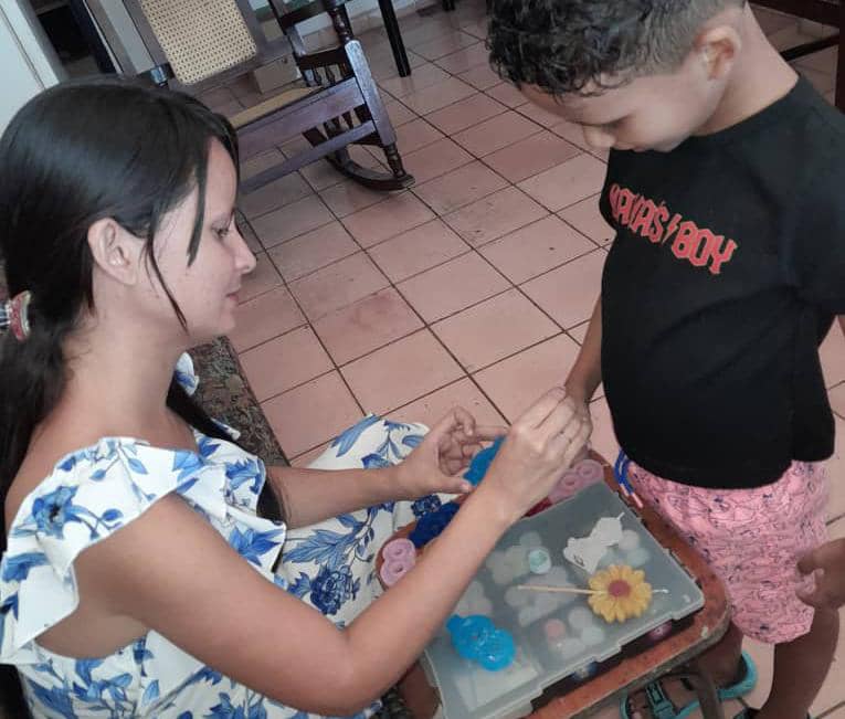 Amarilis Cisneros, artesana manzanillera junto a su hijo Karl // Foto: Claudia Sánchez