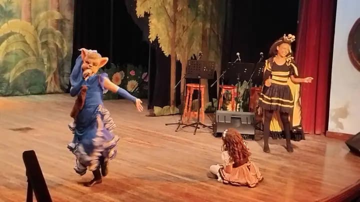 Presentación de la obra Risitos de Oro, los tres ositos y la década prodigiosa en el Teatro Manzanillo // Foto: Roberto Mesa