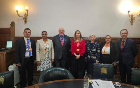 Ministra de Educación cubana se reúne con parlamentarios británicos con motivo del 123 aniversario de las relaciones diplomáticas bilaterales. Foto: CubaMinrex
