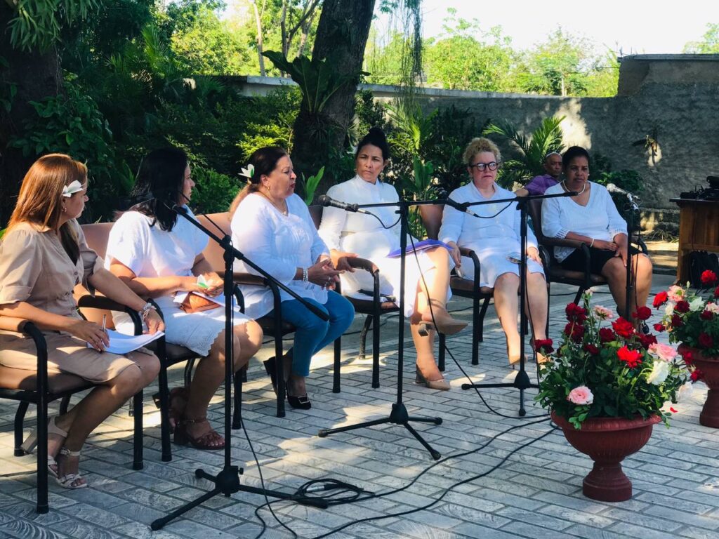 Teresa Amarellé Boué dialoga con las presentes // Foto Karla Labrada Aguirre