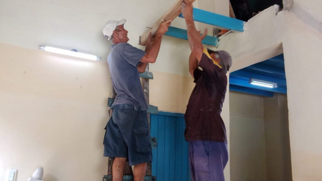 Acciones de reparación en Centro Cultural José Martí // Foto: Erenia Tamayo