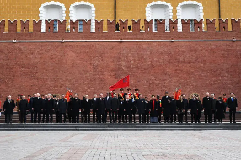 El presidente de Rusia, Vladímir Putin, junto a destacados líderes mundiales, entre ellos de China y Venezuela, participó en una solemne ceremonia de ofrenda floral ante la Tumba del Soldado Desconocido en Moscú. Foto: MTnews
