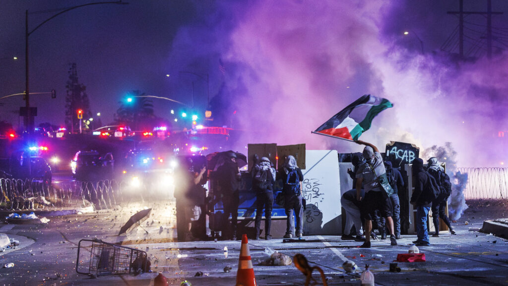 Policías de Los Ángeles usan gases lacrimógenos durante una protesta en Compton, California, EE.UU., el 7 de junio de 2025Gina Ferazzi / Los Angeles Times / Gettyimages.ru