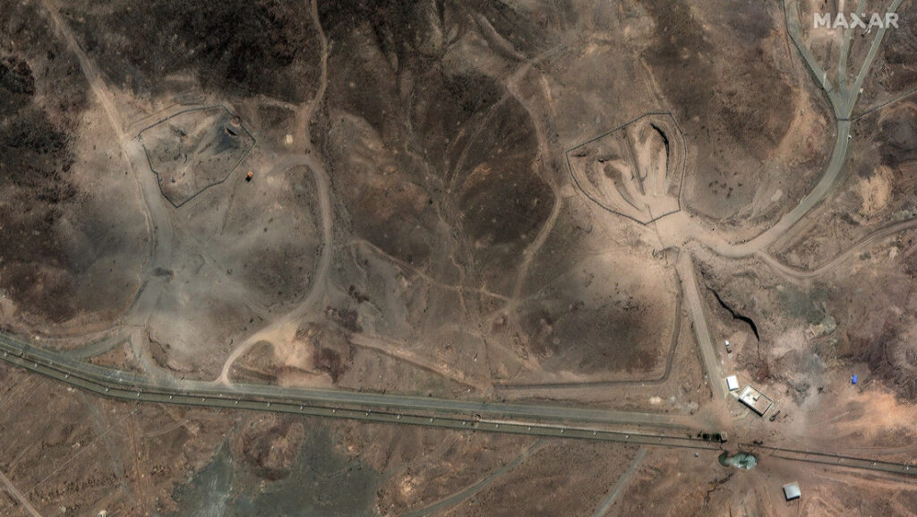 Imagen satelital muestra los daños en la planta de enriquecimiento de uranio de Fordo tras los ataques en Irán del 23 de junio.Maxar Technologies / AP