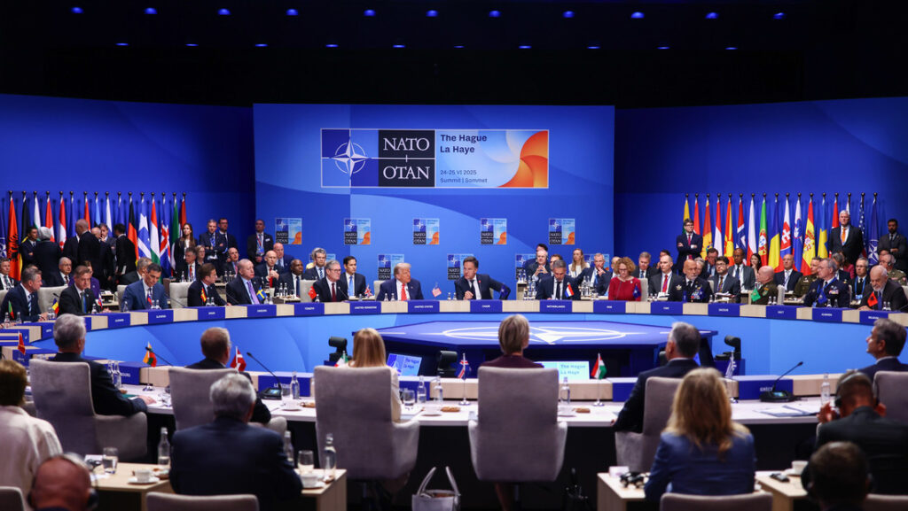 El presidente de EE.UU., Donald Trump, el secretario general de la OTAN, Mark Rutte, y otros jefes de Estado y Gobierno en la Cumbre de la OTAN en La Haya. 25 de junio de 2025. Gettyimages.ru