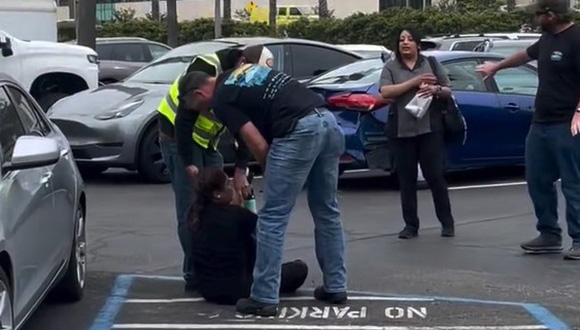 Mujer inmigrante es detenida por agentes de ICE vestidos de civiles en la ciudad de San Diego. Foto: Agencias.