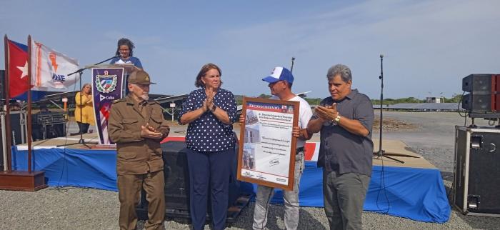 Un merecido reconocimiento recibieron las empresas decisoras en la ejecución y activación del emplazamiento. Foto: Miguel Adrián Rodríguez Pérez