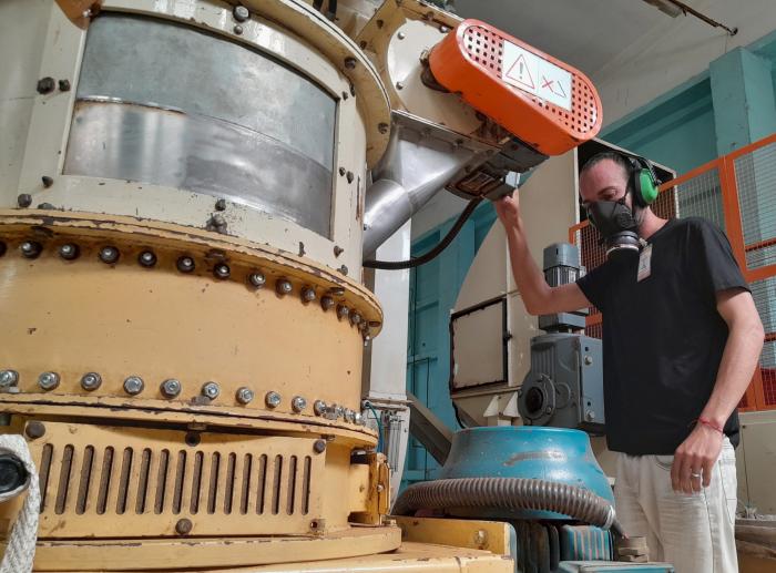 A la explotación y el cuidado de los equipos de la Planta de Tabaco Reconstituido se le presta especial atención. Foto: Germán Veloz Placencia