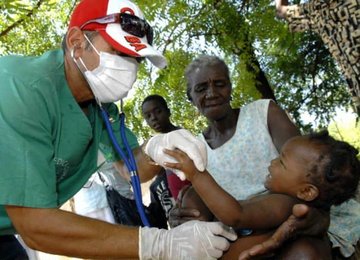 Los médicos cubanos prestan servicios en los lugares más recónditos del planeta, ayudando a los más necesitados. Foto: Infomed