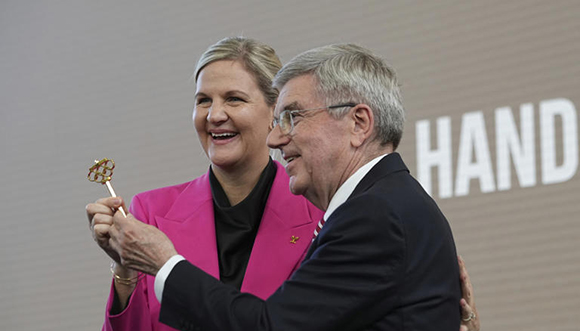 El alemán Thomas Bach entregó este lunes simbólicamente a Coventry una llave de la sede del organismo, que tendrá a su cargo por los próximos ocho años. Foto: AP
