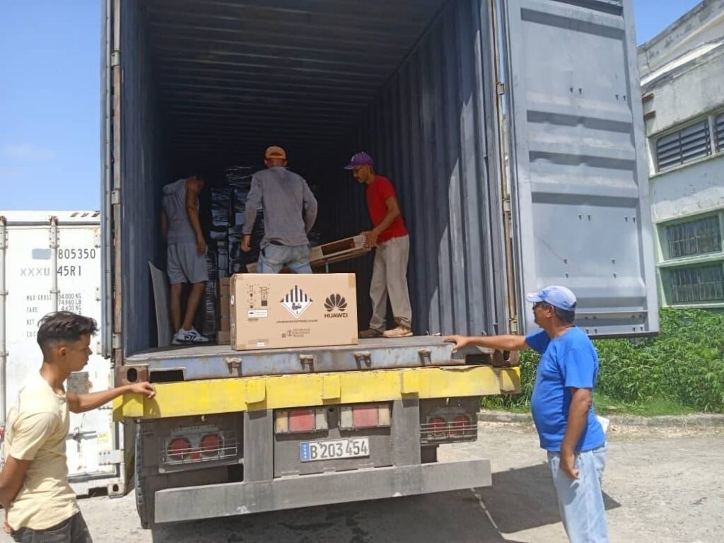 Un donativo de diferentes ONGs de varios países con medios energéticos para las escuelas de toda la región oriental de Cuba llega a Emeg // Foto: Cortesía de la comunicadora institucional de Emeg