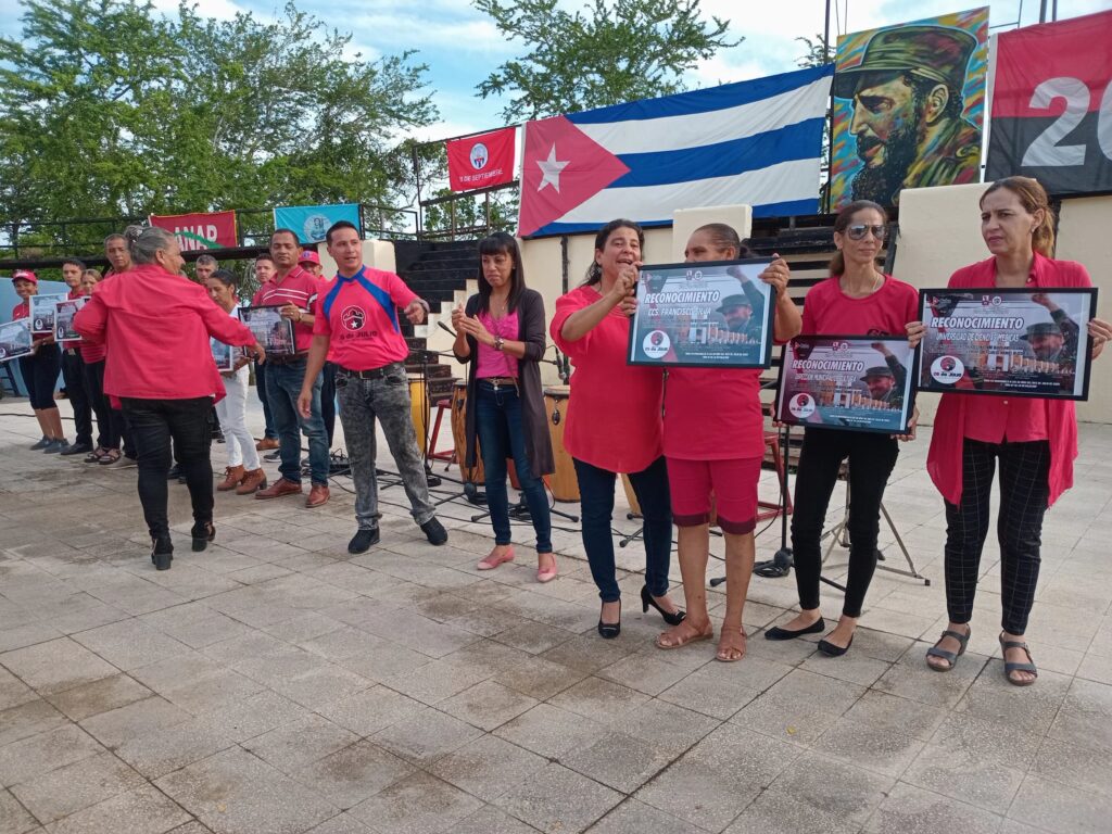 Durante la celebración del 72 aniversario de los Asaltos a los Cuarteles Moncada y Carlos Manuel de Céspedes, se reconocieron a organismos destacados así como a nuevos actores de la economía del territorio // Foto: Claudia Sánchez