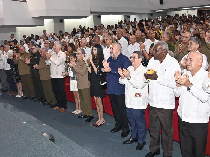 Saltar por encima del bloqueo también implica, como dijo la maestra en la obra, hacer las cosas mejor, esforzarnos más, y sumar a todos los cubanos que quieren a su Patria bien. Foto: Estudios Revolución
