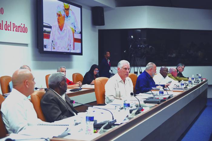 Díaz-Canel afirmó que el trabajo político-ideológico «está en hacerlo todo bien en función de la construcción socialista». Foto: Estudios Revolución